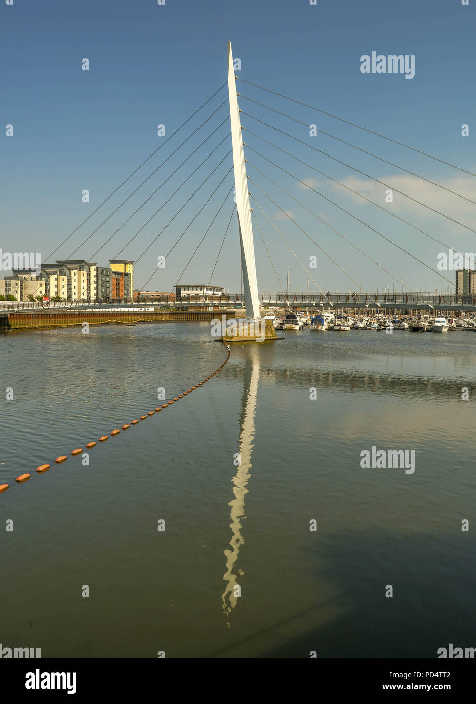 Ampio angolo di visione della vela Bridge, un ponte pedonale del Fiume Tawe. Essa è parte del Swansea SA1 sviluppo che incorpora la marina. Foto Stock