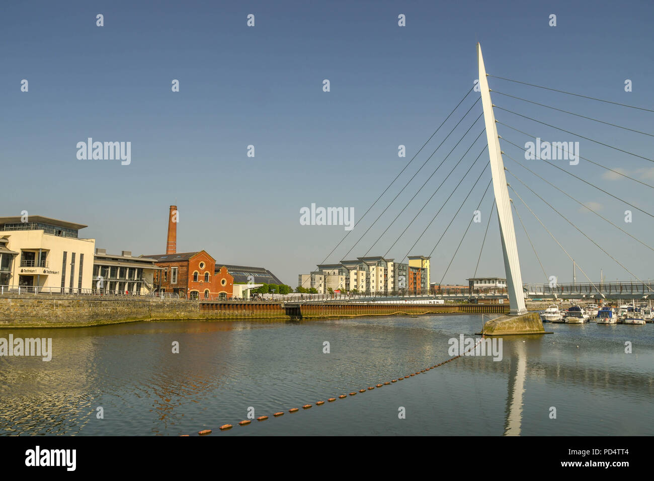 Ampio angolo di visione della vela Bridge, un ponte pedonale del Fiume Tawe. Essa è parte del Swansea SA1 sviluppo che incorpora la marina. Foto Stock