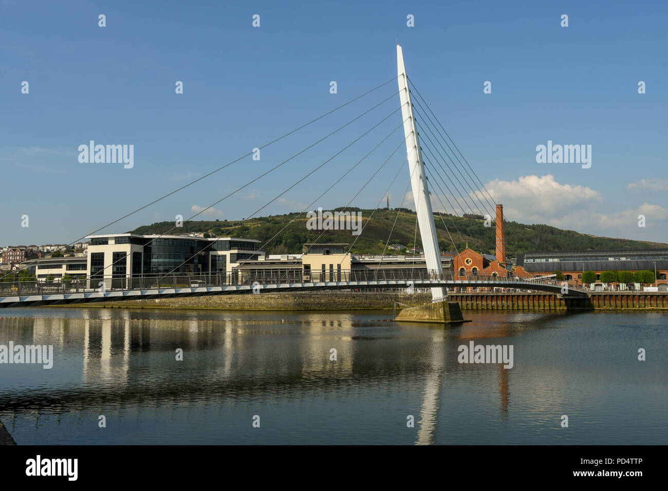 Ampio angolo di visione della vela Bridge, un ponte pedonale del Fiume Tawe. Essa è parte del Swansea SA1 sviluppo che incorpora la marina. Foto Stock