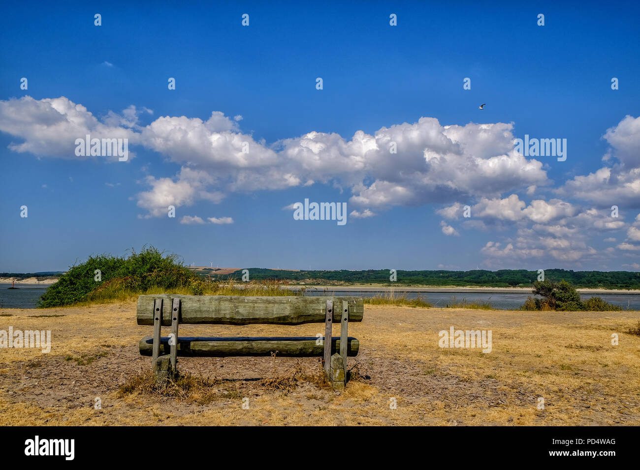 Panca in legno nella parte anteriore del lato oceano con cielo blu durante il periodo estivo a Le Touquet-Paris-Plage, Francia durante il periodo estivo e soleggiato Foto Stock