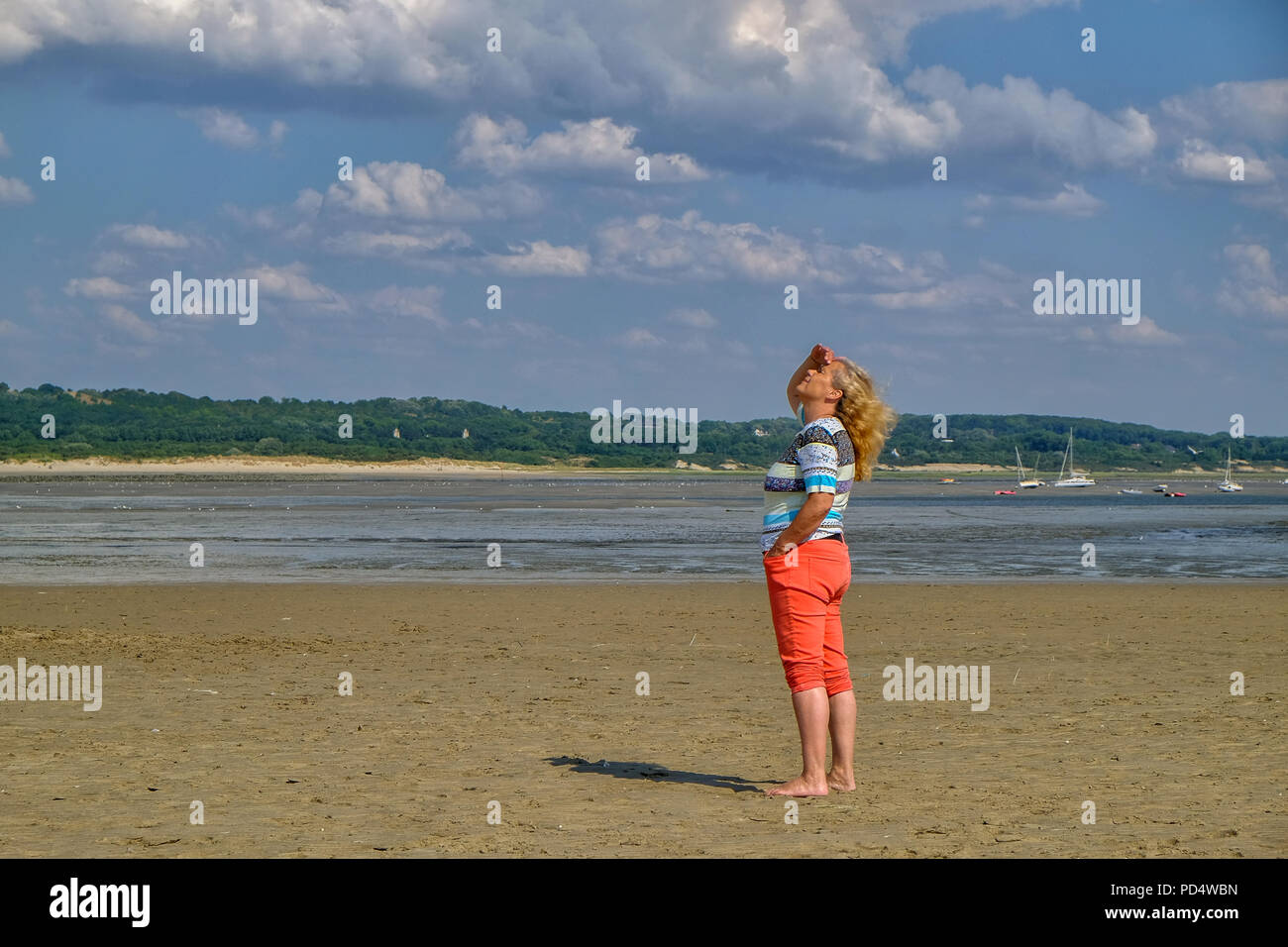 Vecchia donna in piedi presso la spiaggia di Le Touquet Paris-Plage in Francia Foto Stock