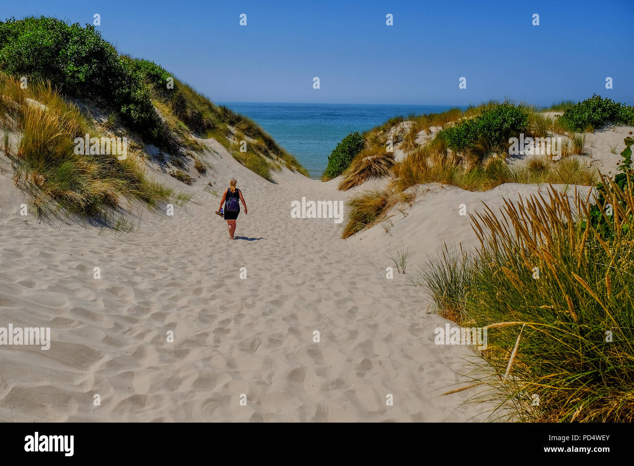 La donna a piedi a Le Touquet Paris-Plage in Francia Foto Stock