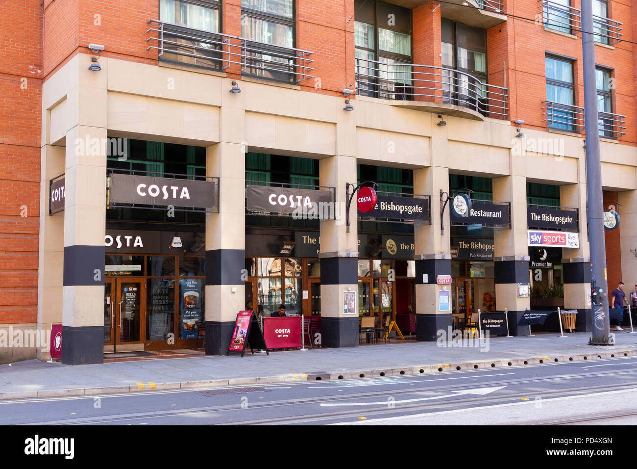 Costa Coffee e Bishopsgate pub ristorante su Mosley inferiore San Manchester. Foto Stock