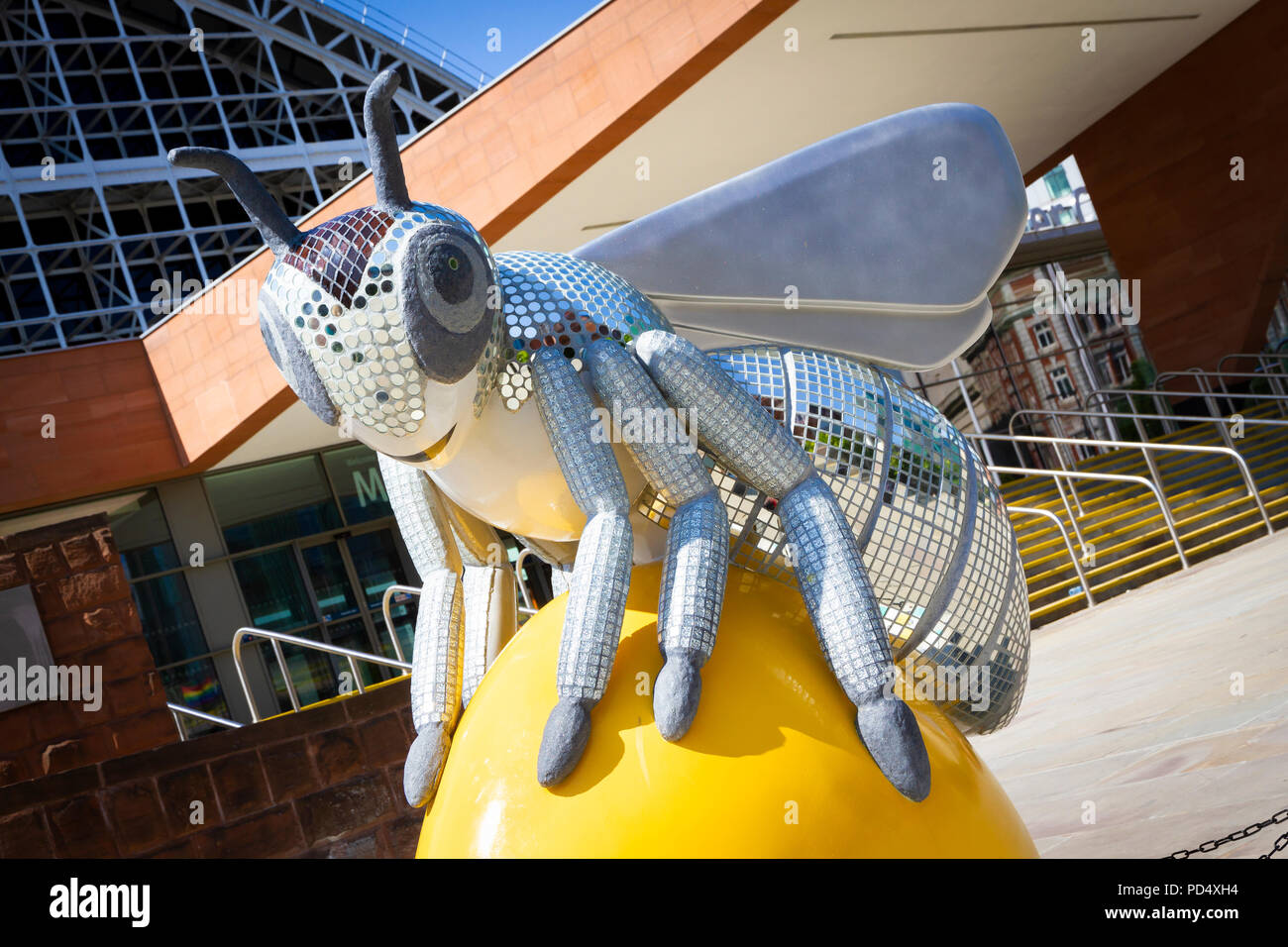 Bling Bee - Jayne Ford. Bee nella città, arte pubblica evento nella città di Manchester. Oltre 100 api su un libero e per il divertimento di tutta la famiglia trail. Foto Stock