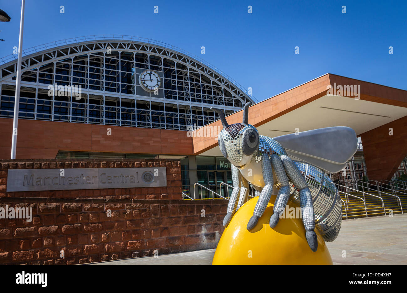 Bling Bee - Jayne Ford. Bee nella città, arte pubblica evento nella città di Manchester. Oltre 100 api su un libero e per il divertimento di tutta la famiglia trail. Foto Stock