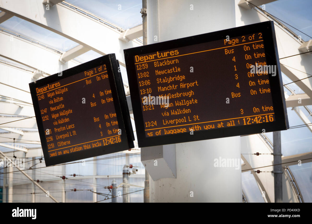 Elettronici schede di partenza a Manchester Victoria Stazione Ferroviaria Foto Stock