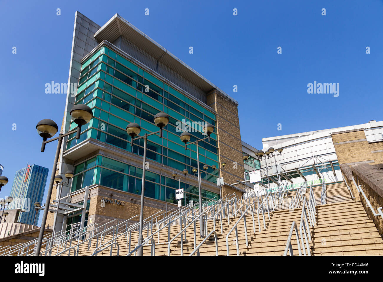 Le fasi che portano all'entrata del Manchester Arena Sport e convertire il luogo Foto Stock