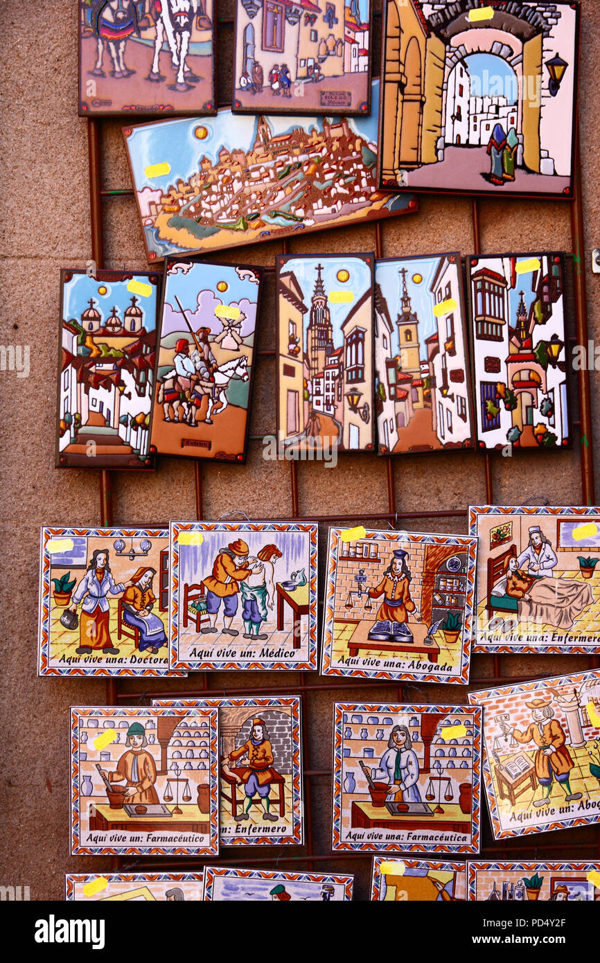 Ceramica magneti per il frigo per la vendita al di fuori del negozio di souvenir, Toledo, Castilla la Mancha, in Spagna Foto Stock