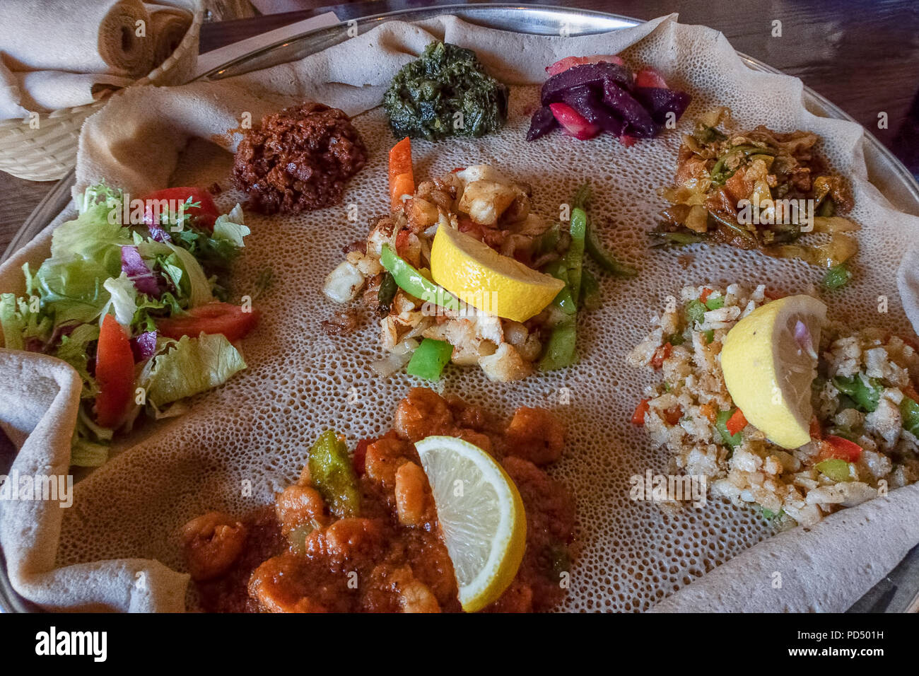 Ristoranti africani. Injera è una pasta madre flatbread realizzato da teff farina. È il piatto nazionale di Etiopia, Eritrea, Somalia e Gibuti Foto Stock