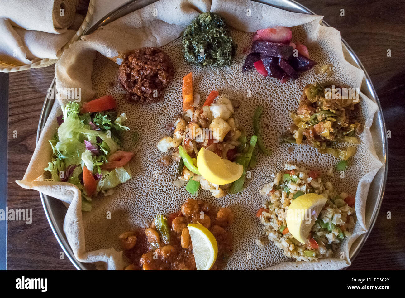 Ristoranti africani. Injera è una pasta madre flatbread realizzato da teff farina. È il piatto nazionale di Etiopia, Eritrea, Somalia e Gibuti Foto Stock