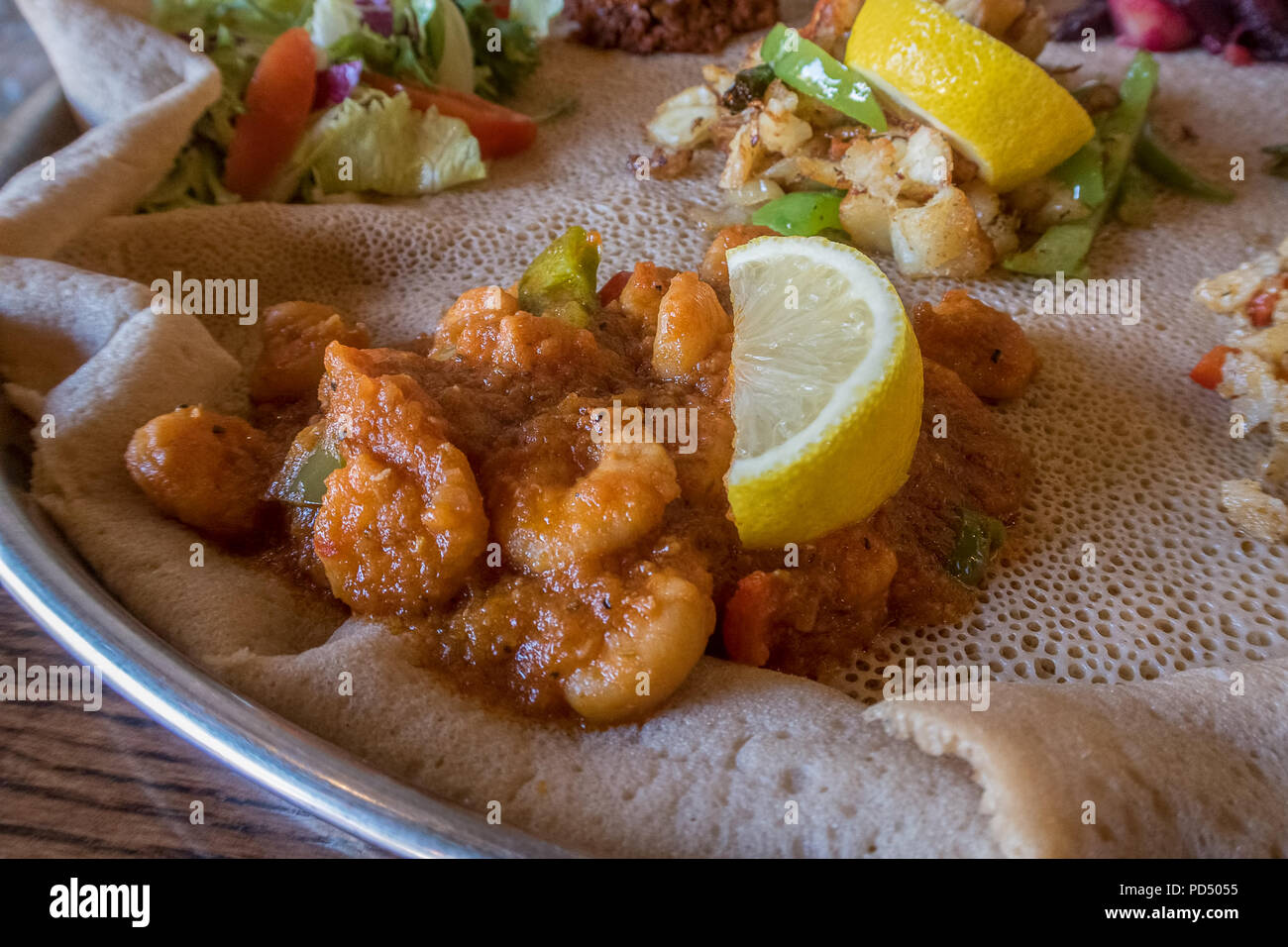 Ristoranti africani. Injera è una pasta madre flatbread realizzato da teff farina. È il piatto nazionale di Etiopia, Eritrea, Somalia e Gibuti Foto Stock