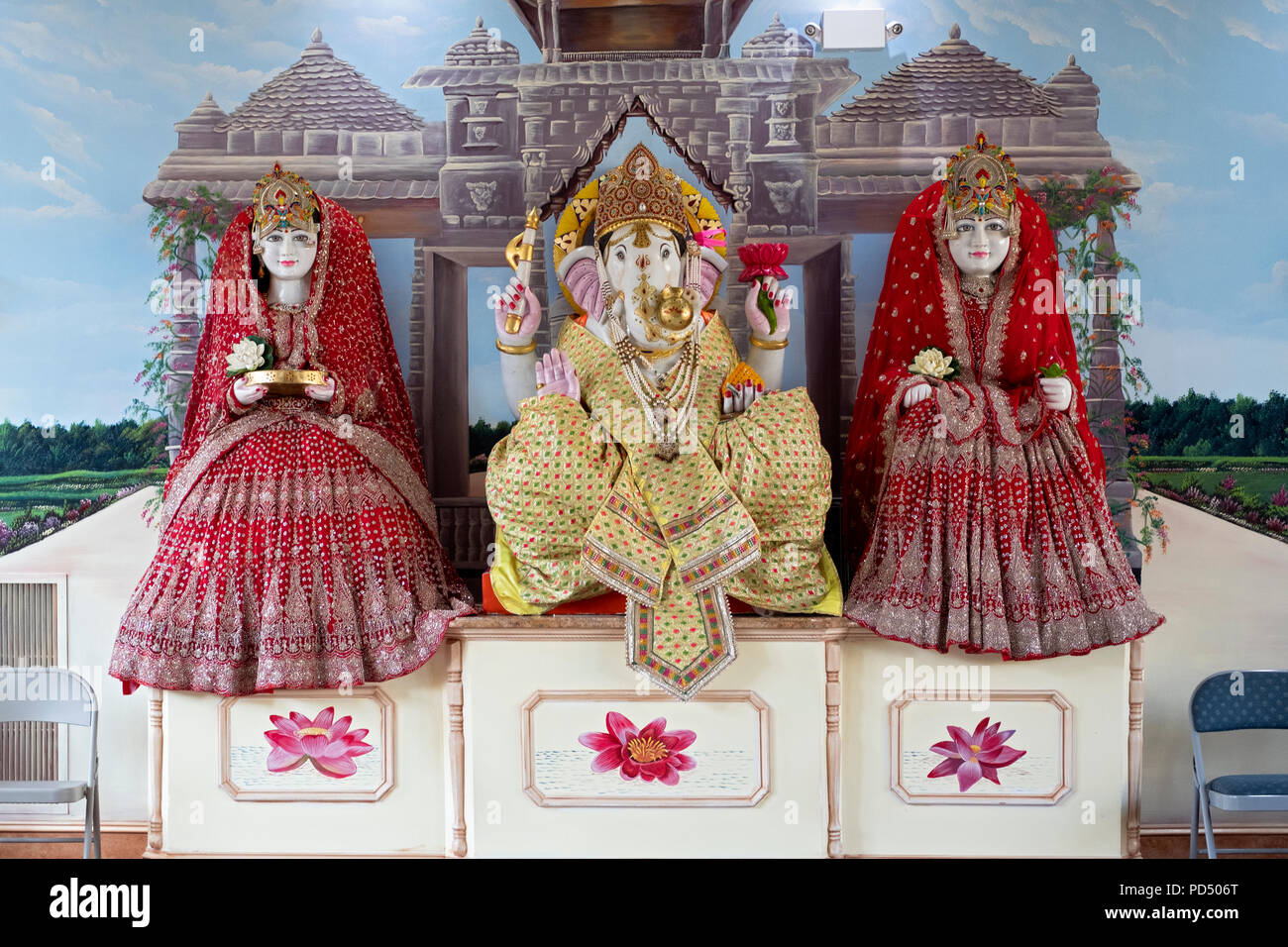 Di piccole dimensioni e statue di divinità Indù al Tulsi Mandir in Sud Richmond Hill, Queens, a New York City. Foto Stock