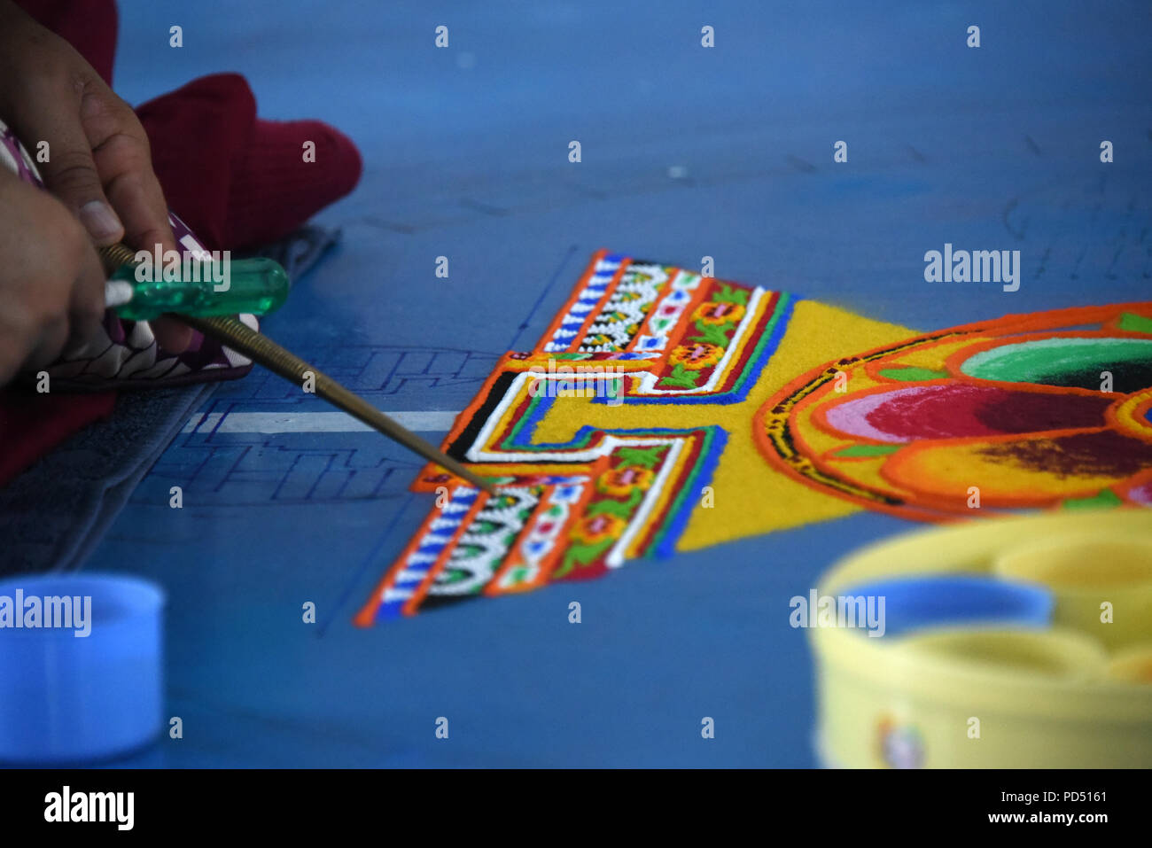 Monaci Tibetani creare mandala del tempio Khosheutovsky (khurul) - il più antico di Kalmyk buddhistic tempio in Europa, Regione di Astrakhan, Russia Foto Stock