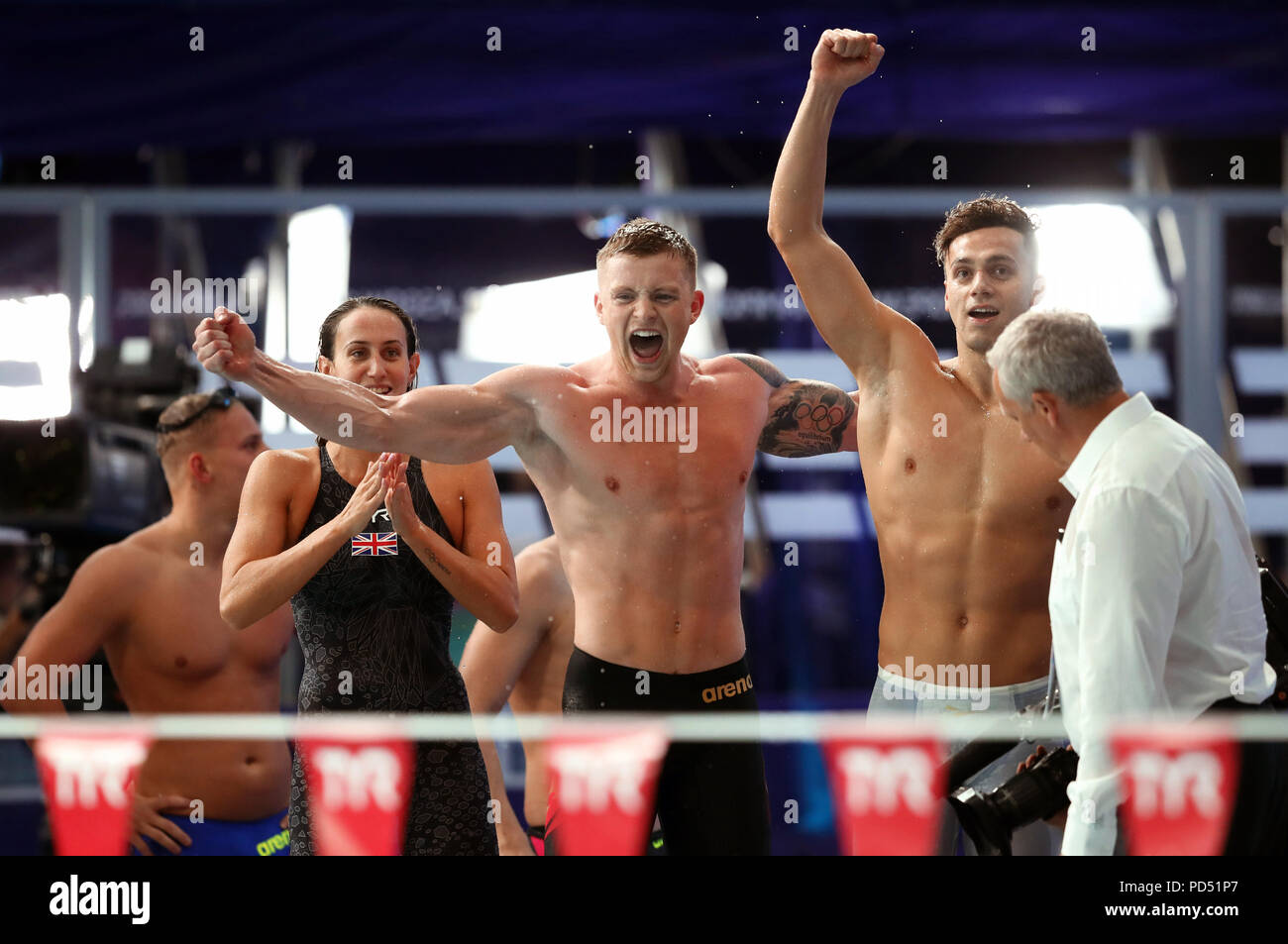 Gran Bretagna Georgia Davies, Adam torbosi e James Guy celebrare vincere l'oro in 4x100m Medley relè finale mista durante il giorno cinque del 2018 Campionati Europei a Tollcross International centro nuoto, Glasgow. Foto Stock