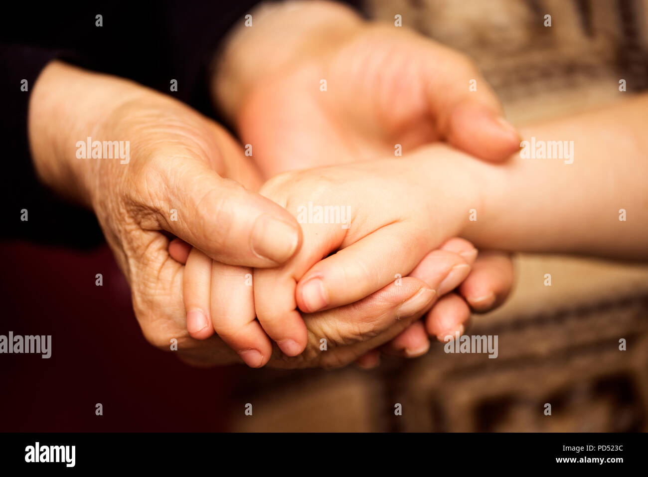 Nonna tenendo premuto il grand-figlia la mano Foto Stock