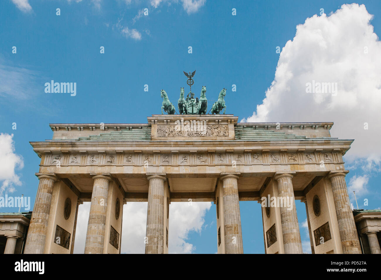 La porta di Brandeburgo a Berlino, Germania. Monumento architettonico nel centro storico di Berlino. Simbolo e monumento di architettura Foto Stock