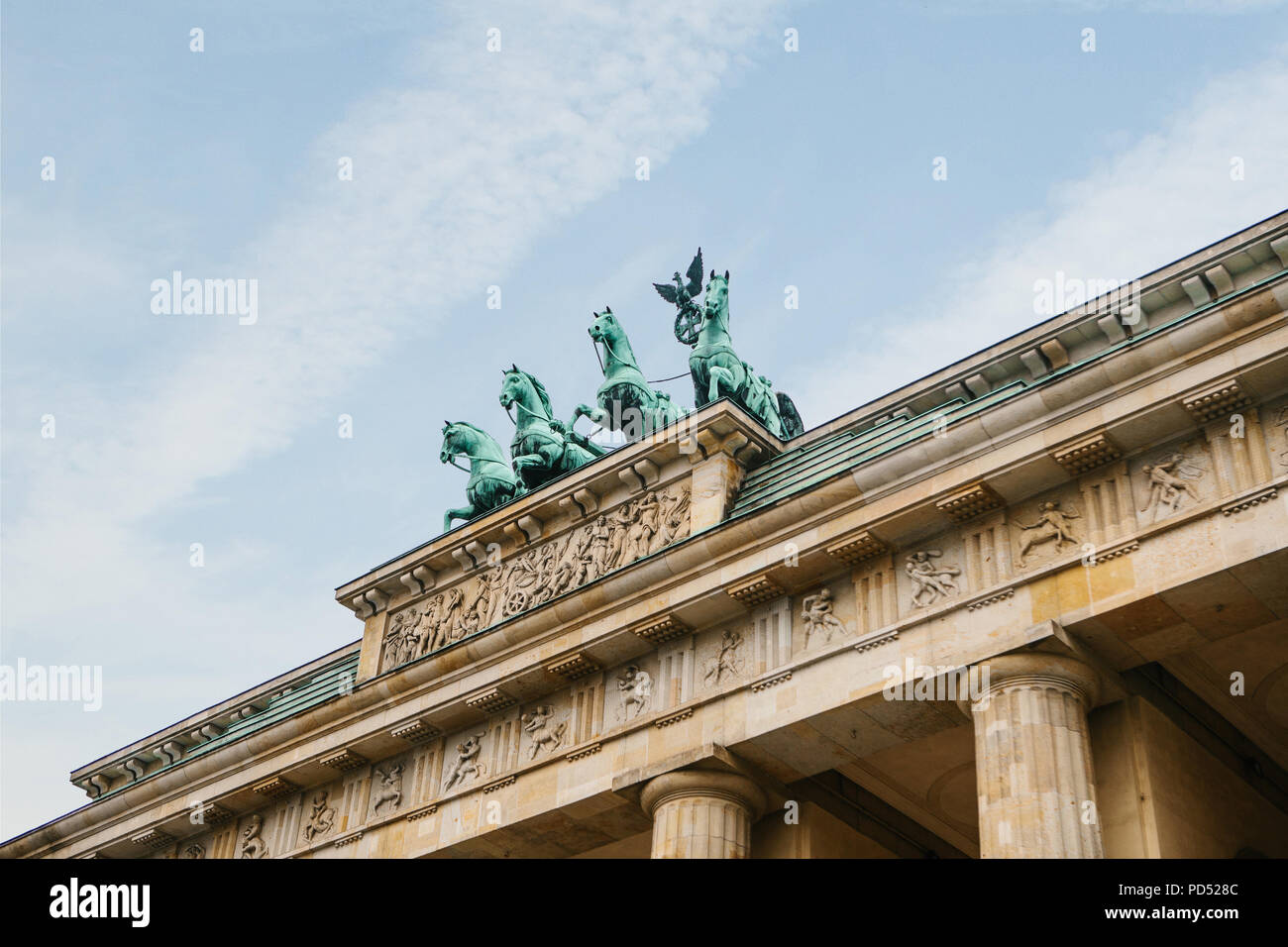 La porta di Brandeburgo a Berlino, Germania. Monumento architettonico nel centro storico di Berlino. Simbolo e monumento di architettura Foto Stock