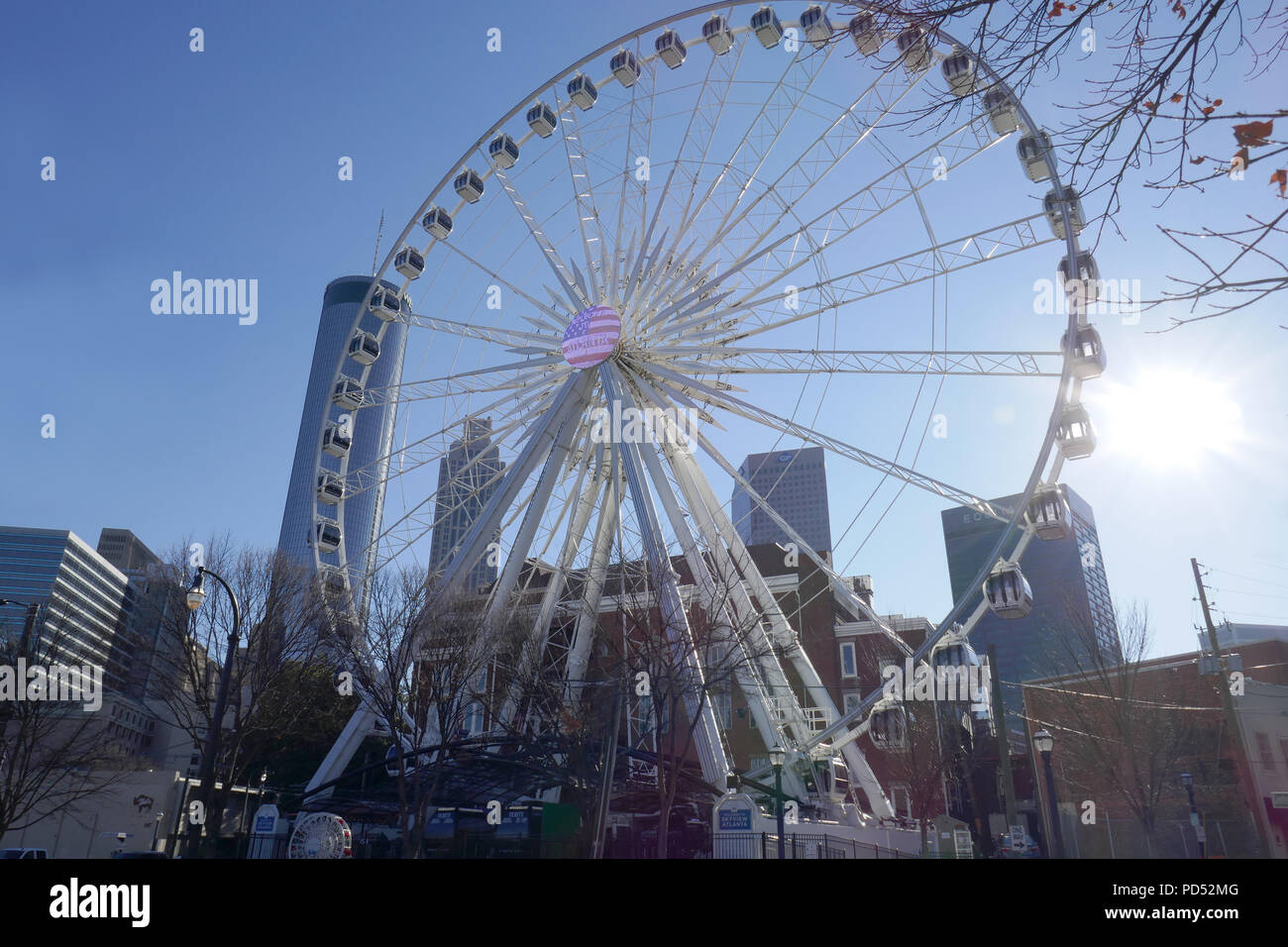 ATLANTA-GEORGIA-Feb 1, 2017: torreggianti quasi 20 piani sopra il Centennial Park è la vista del cielo ruota panoramica Ferris in Atlanta, Georgia. Foto Stock