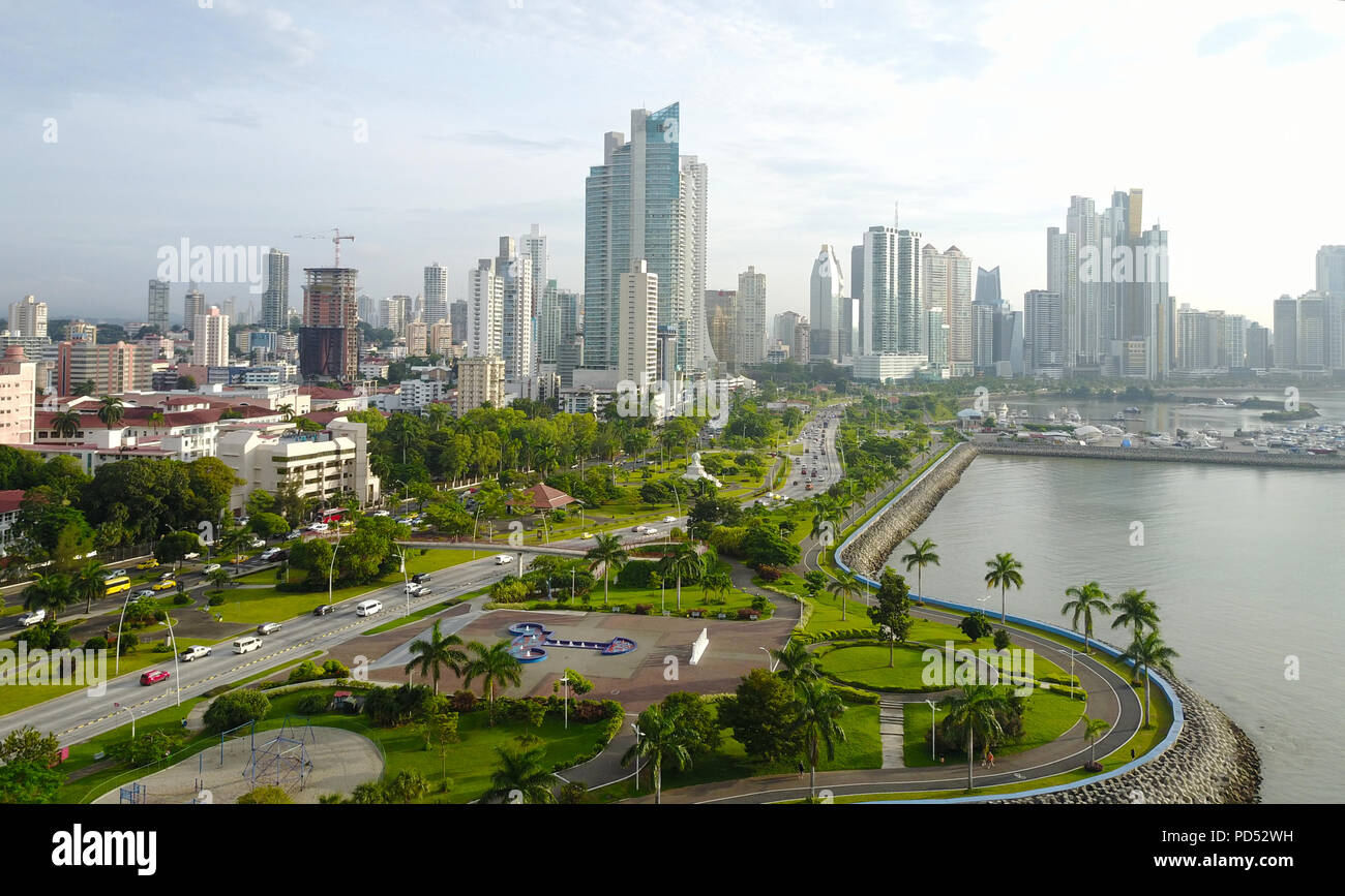 Vista aerea della bellissima skyline della città di Panama e la Cinta Costera Boulevard Foto Stock