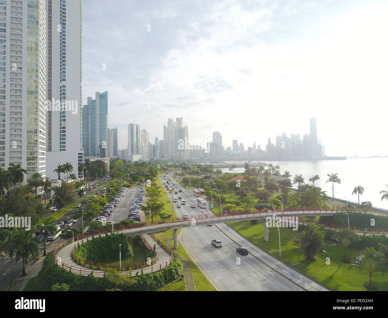Vista aerea di Balboa Avenue e la Cinta Costera Boulevard in Panama City, Panama Foto Stock