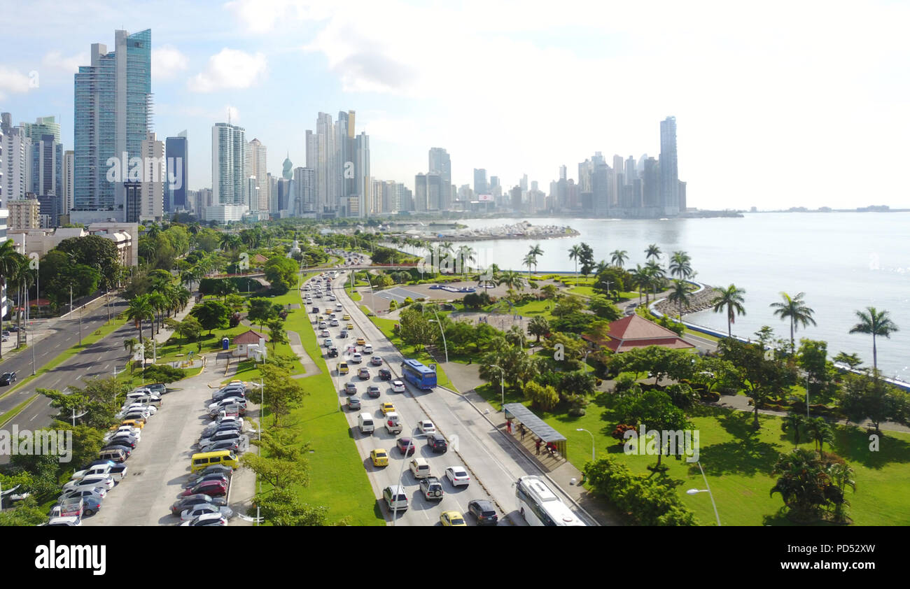 Vista aerea della città di Panama, Panama mostra Balboa Avenue e la Cinta Costera Boulevard Foto Stock
