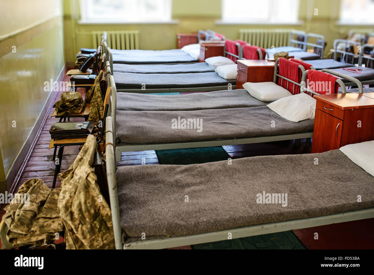 Molti letti nella caserma militare dell'Ucraina Foto stock - Alamy