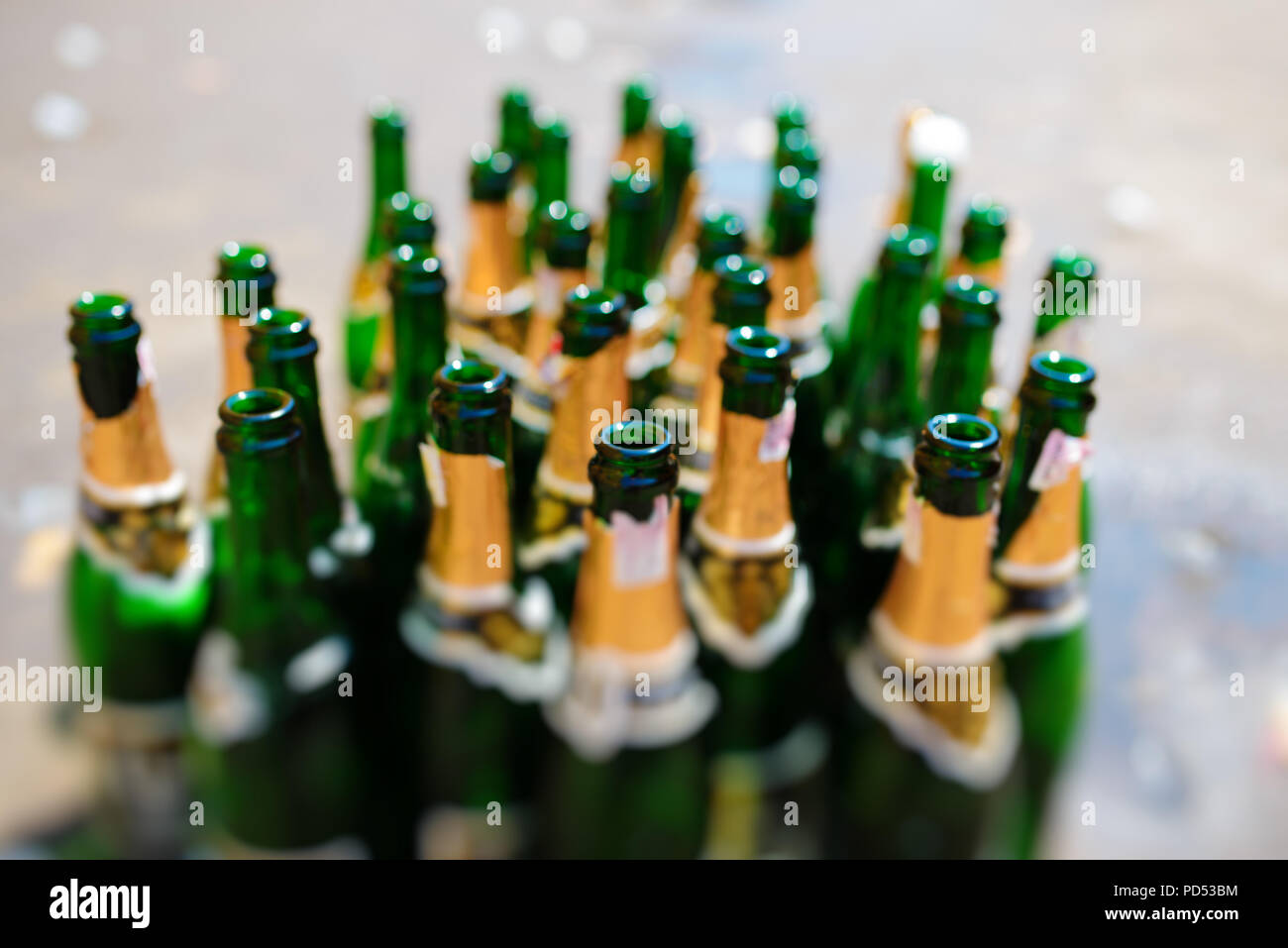 Un sacco di bottiglie vuote di vino spumante su uno sfondo sfocato Foto  stock - Alamy