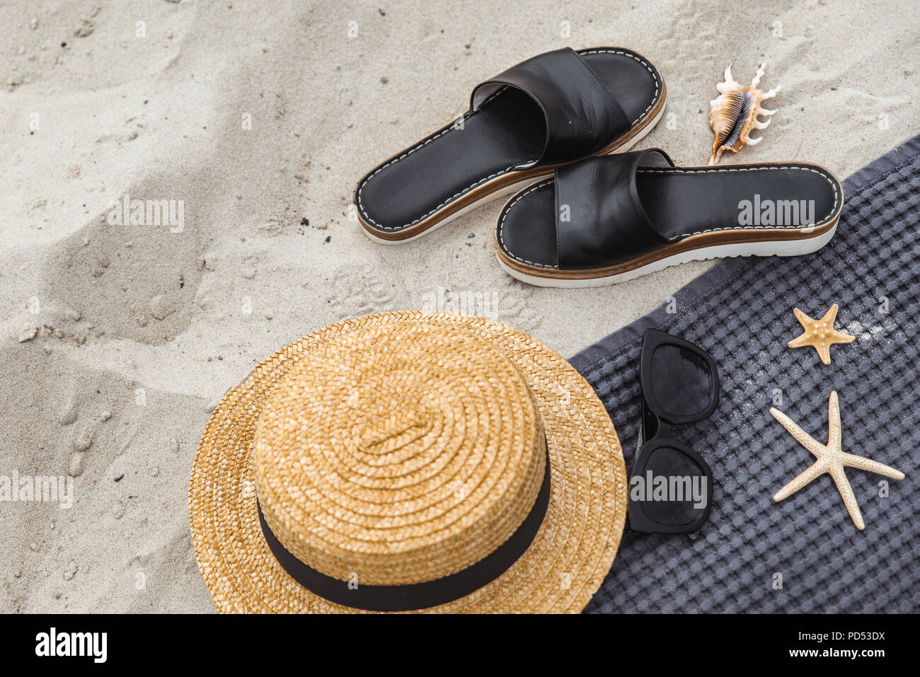 Concetto di estate. spiaggia roba sulla sabbia. spazio copia Foto Stock