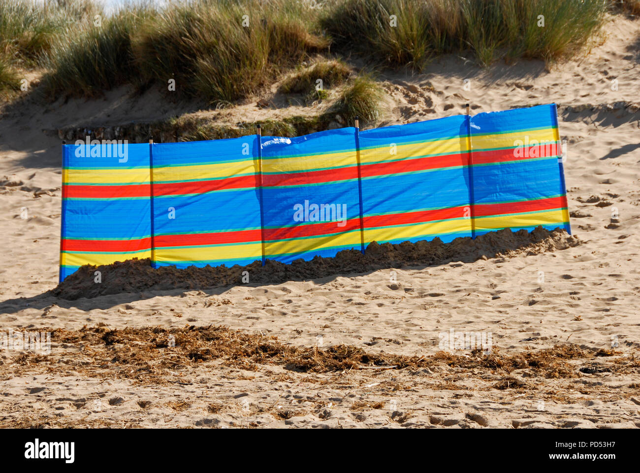 Vivacemente colorato vento interruttore sulla spiaggia sabbiosa, Norfolk, Inghilterra Foto Stock