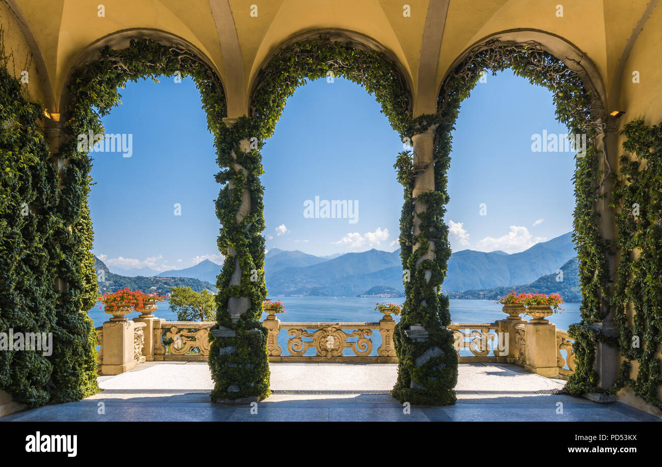 Balcone panoramico che si affaccia sul Lago di Como nella famosa Villa del Balbianello, nel comune di Lenno. Foto Stock