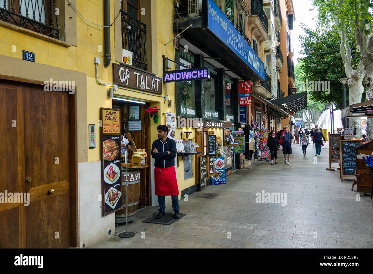 Palma de Mallorca è un resort in città e la capitale dell'isola spagnola di Maiorca (Maiorca) nel Mediterraneo occidentale. La massiccia Santa María cath Foto Stock