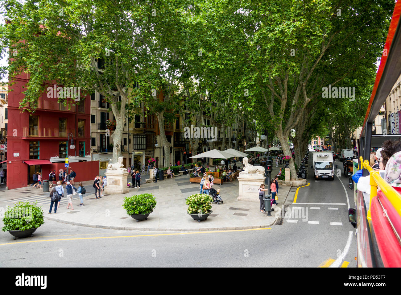 Palma de Mallorca è un resort in città e la capitale dell'isola spagnola di Maiorca (Maiorca) nel Mediterraneo occidentale. La massiccia Santa María cath Foto Stock