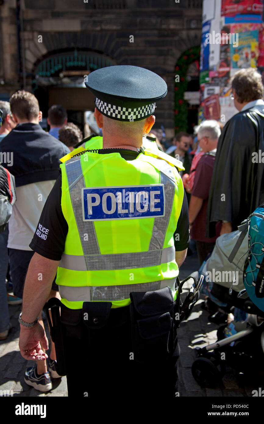 La presenza della polizia sul Royal Mile durante le tre settimane di manifestazione annuale la Edinburgh Fringe Festival Foto Stock