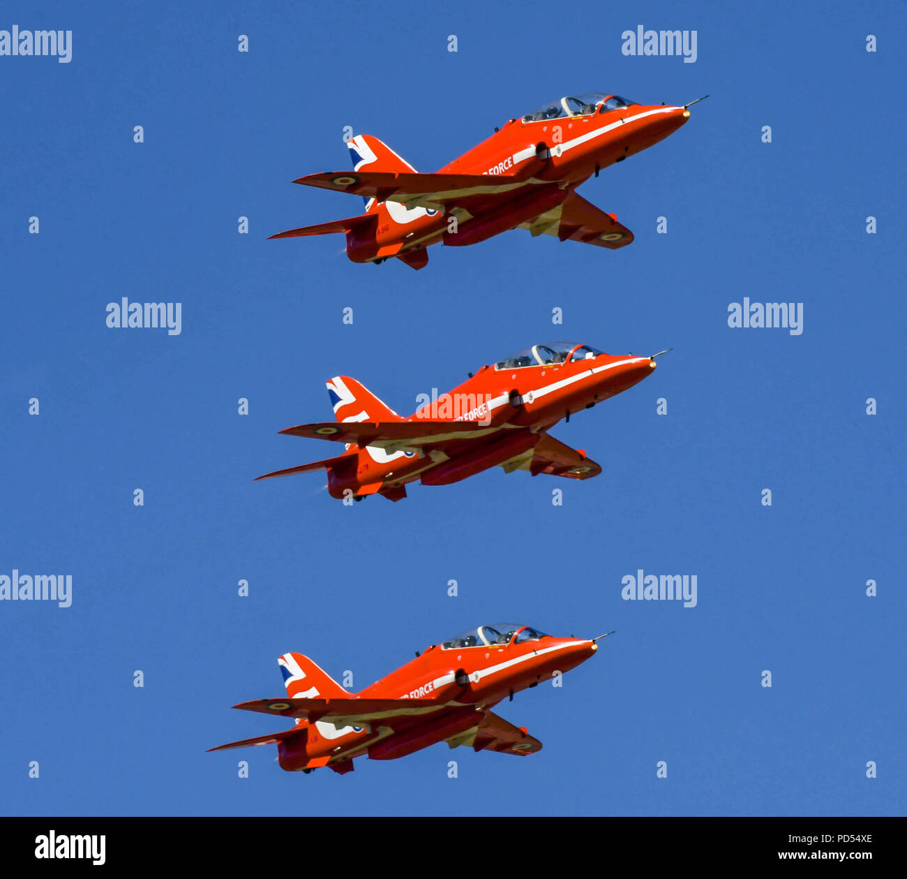 Tre aviogetti Hawk della Royal Air Force Aerobatic Team, le frecce rosse, sorvolando il Galles Cardiff Airport Foto Stock