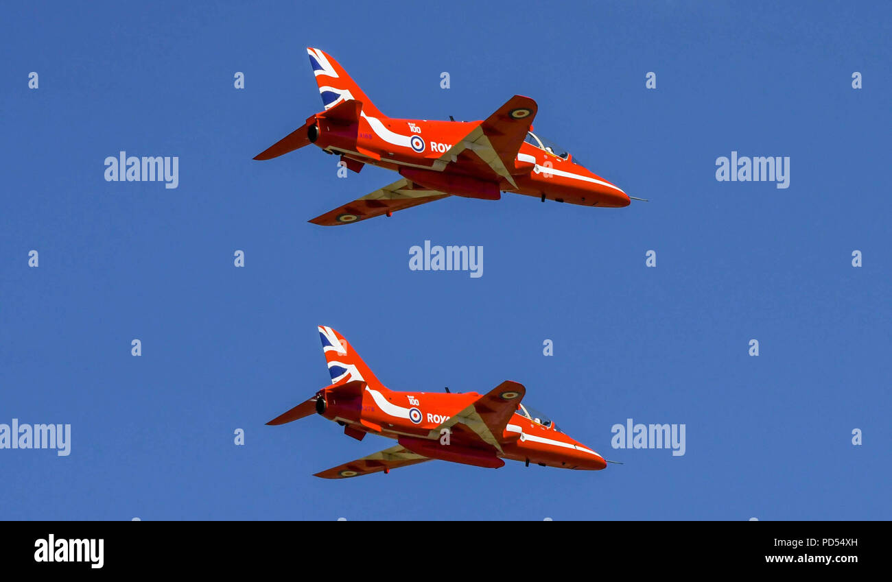Due BAE aviogetti Hawk della Royal Air Force Aerobatic Team, le frecce rosse, arrivando a Cardiff Galles Aeroporto davanti a un display in Galles del Sud Foto Stock