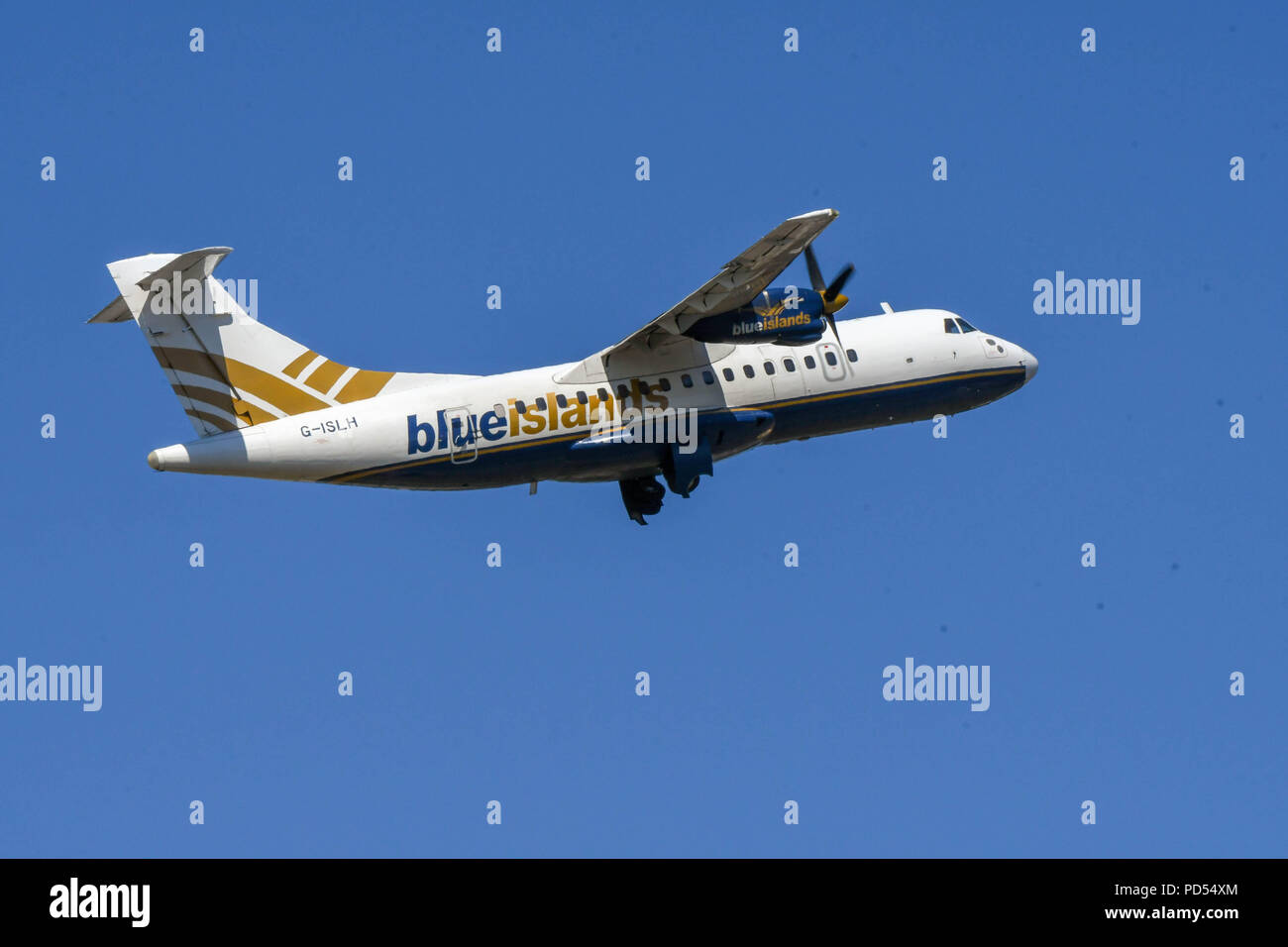 Isole blu ATR-42 corto raggio compagnia aerea a turboelica decollare da Cardiff Galles Airport Foto Stock