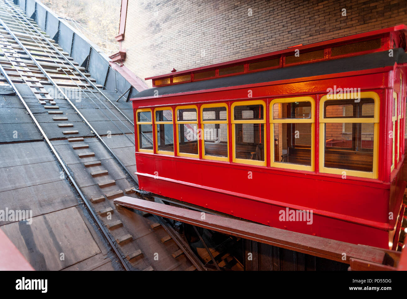Restaurato red Duquesne Incline auto sulla piattaforma della stazione inferiore di Pittsburgh Foto Stock