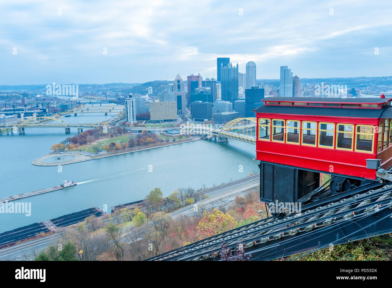 Vista del centro storico di Duquesne Incline auto e Pittsburgh panorama dal ponte di osservazione Foto Stock