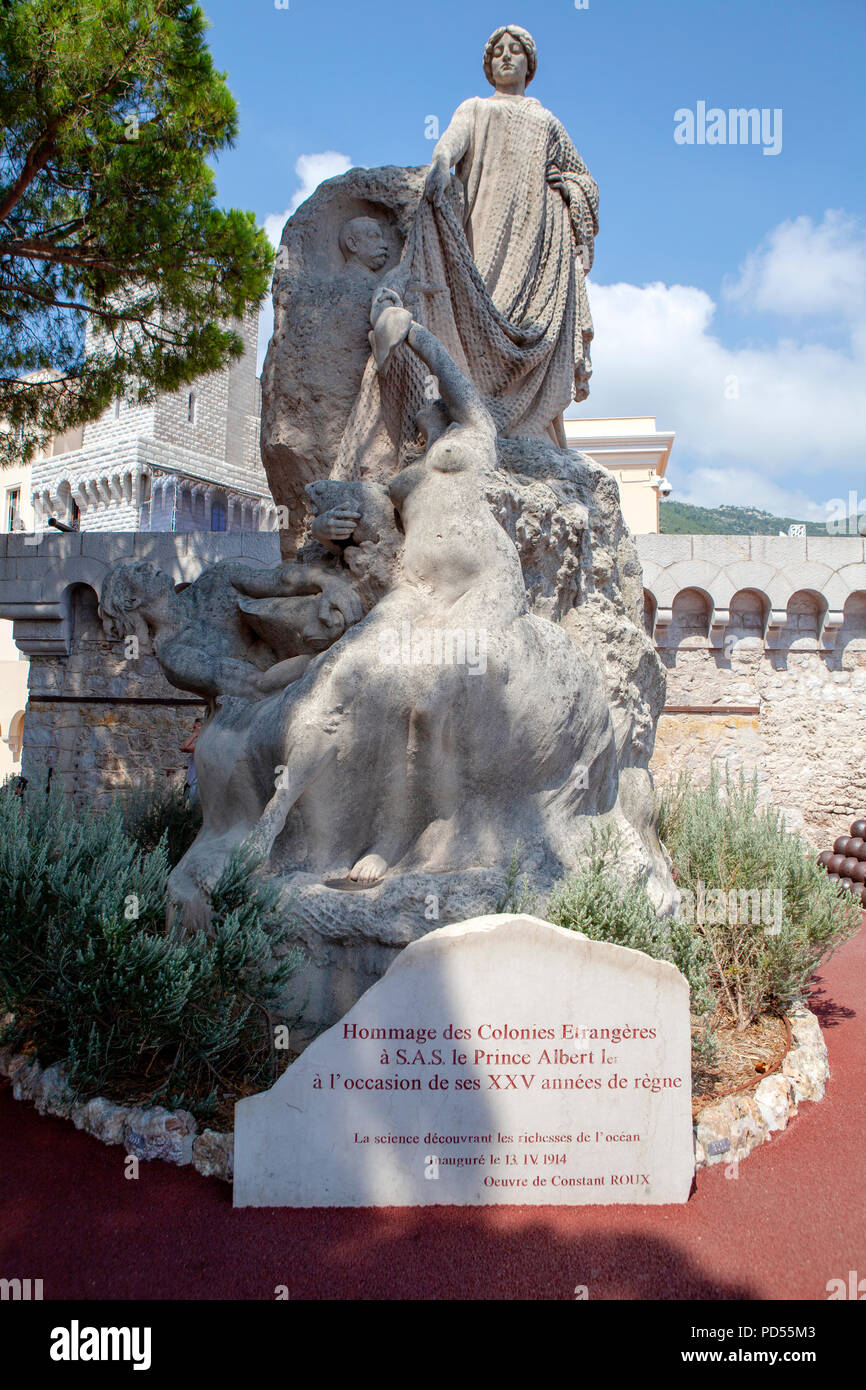 Statua in onore del principe Albert, principi di Palazzo Grimaldi, Royal Palace, il Principato di Monaco sulla Riviera francese in Europa occidentale Foto Stock