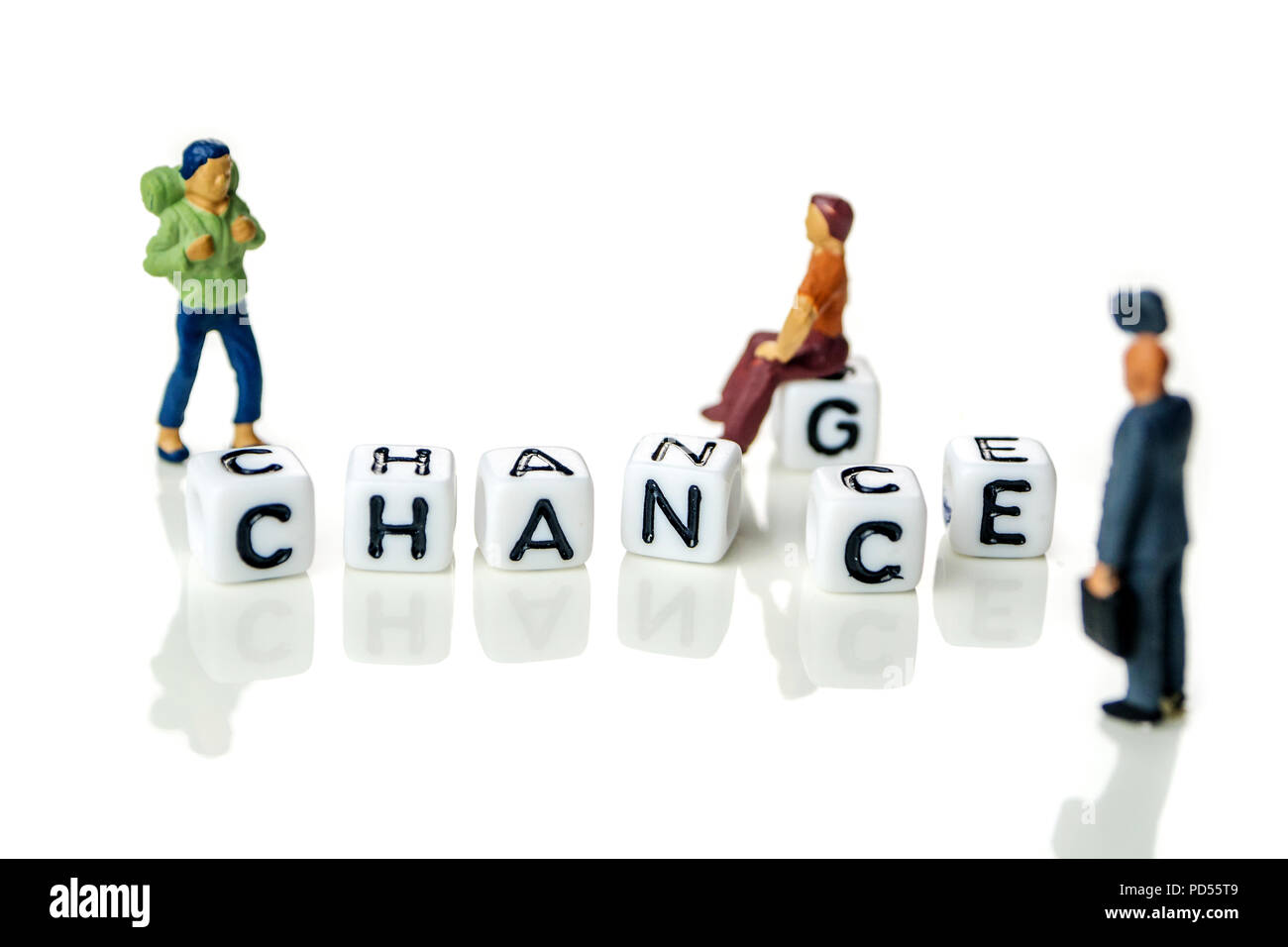 Modifica di cubetti di bianco con la parola "Modifica" a "opportunità", lo sviluppo personale e la crescita professionale o cambiare te stesso concetto, sfondo bianco con miniatur Foto Stock