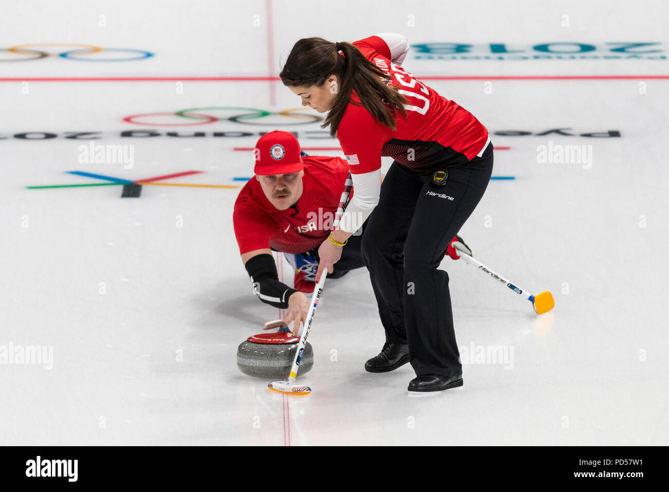 Rebecca e Matt Hamilton (USA) competere nel Doppio Misto di Curling round robin presso i Giochi Olimpici Invernali PyeongChang 2018 Foto Stock