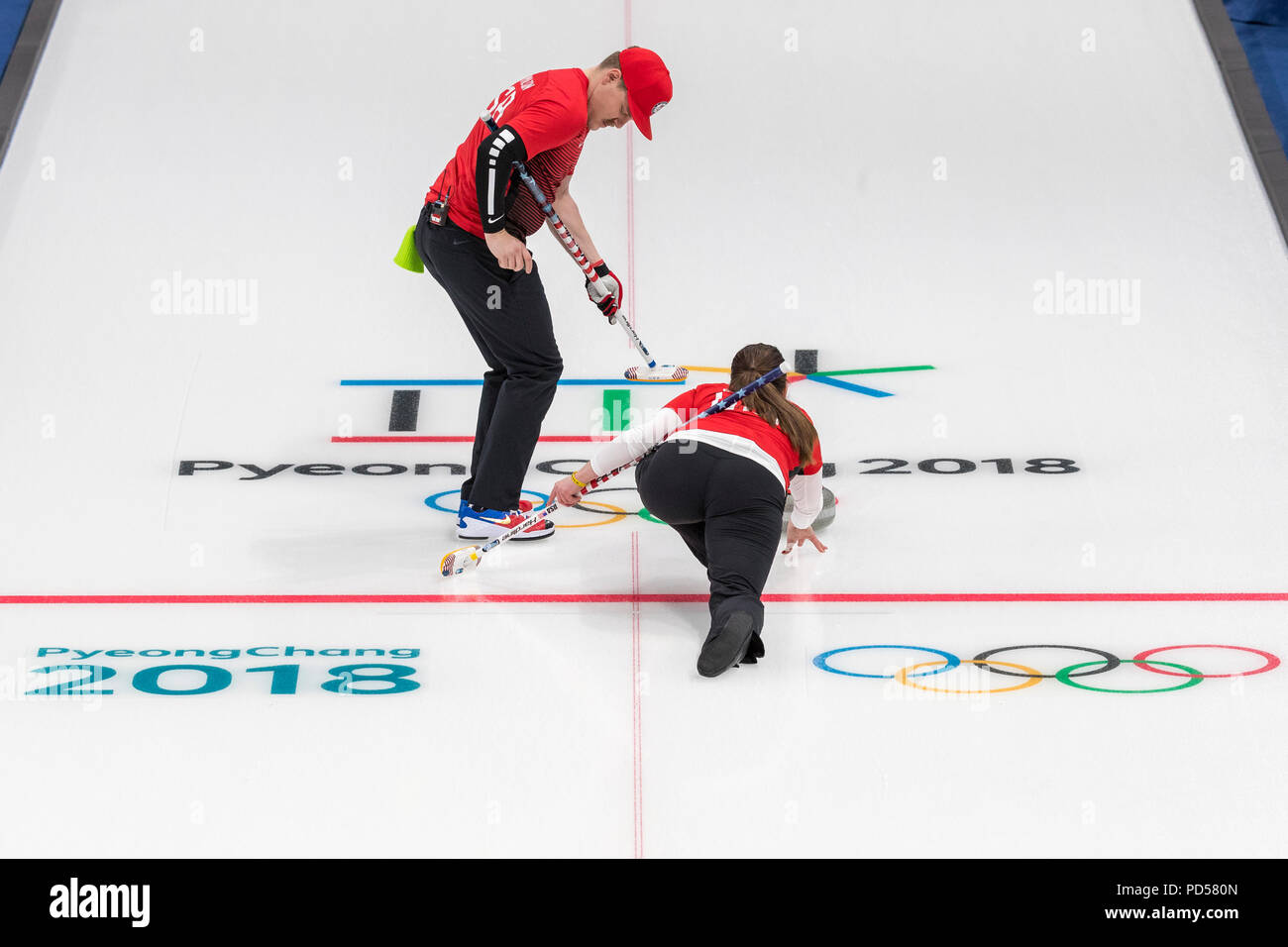 Rebecca e Matt Hamilton (USA) competere nel Doppio Misto di Curling round robin presso i Giochi Olimpici Invernali PyeongChang 2018 Foto Stock