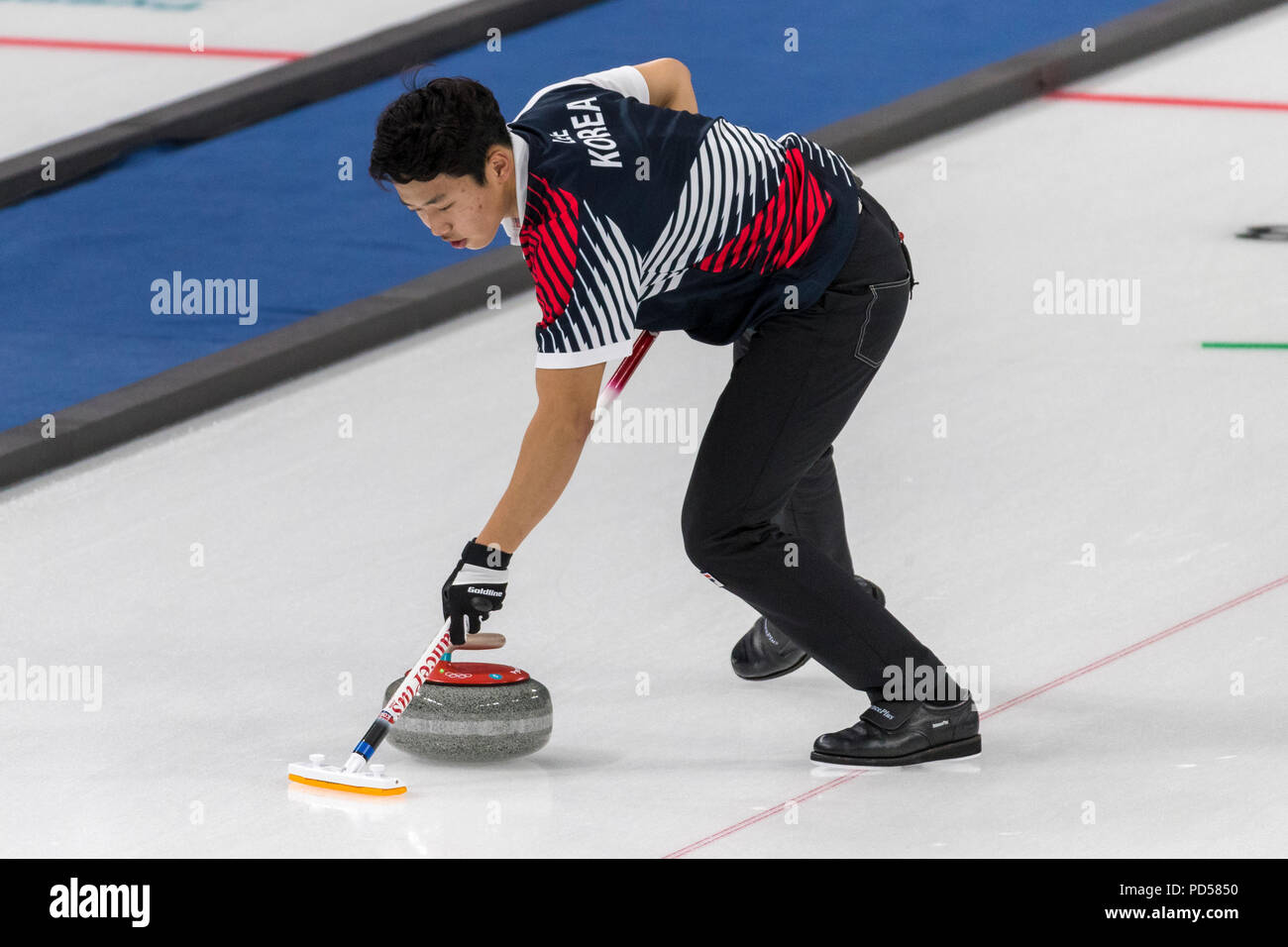 Lee Ki-jeong (KOR) competere nel Doppio Misto di Curling round robin presso i Giochi Olimpici Invernali PyeongChang 2018 Foto Stock