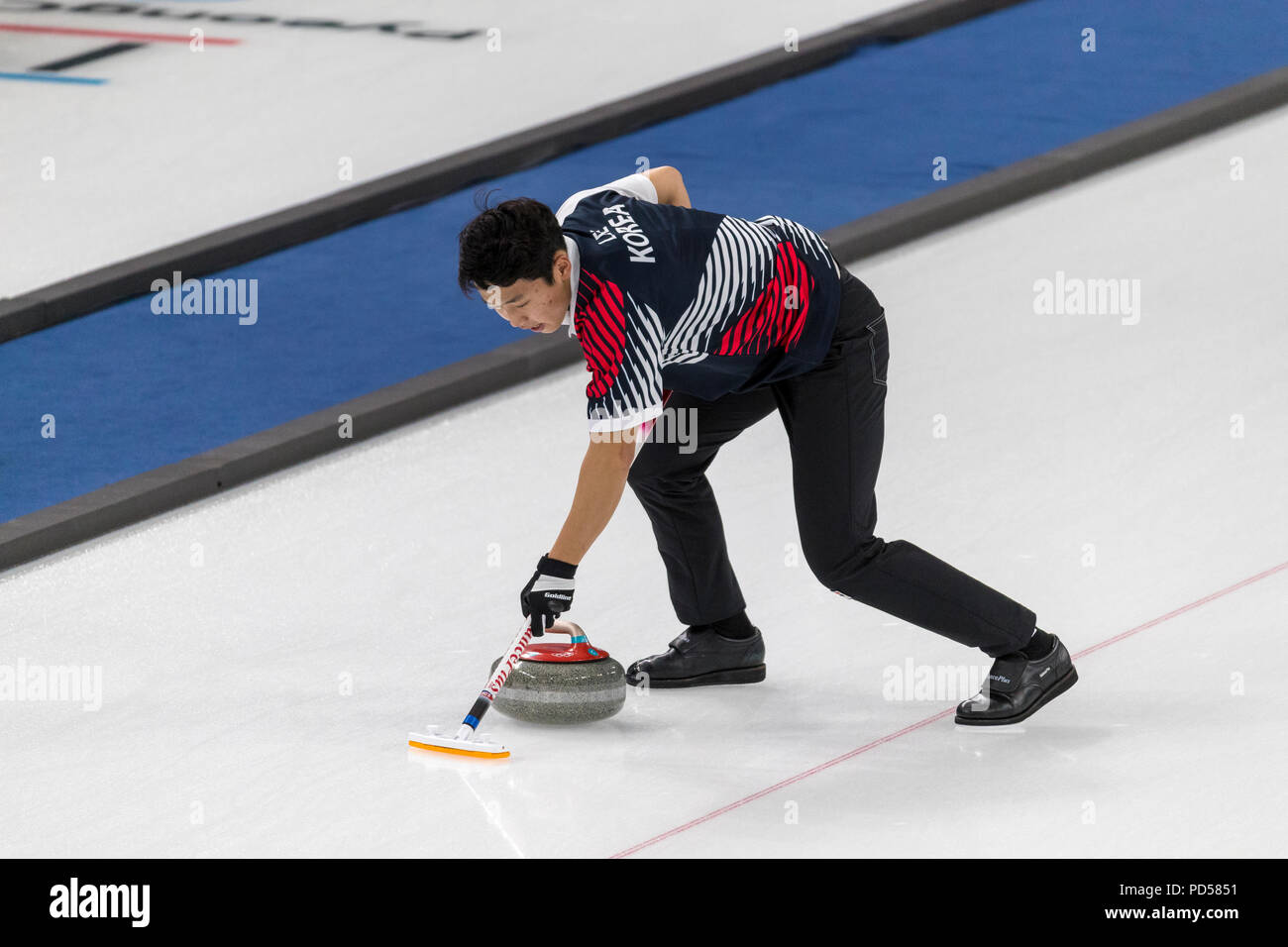 Lee Ki-jeong (KOR) competere nel Doppio Misto di Curling round robin presso i Giochi Olimpici Invernali PyeongChang 2018 Foto Stock
