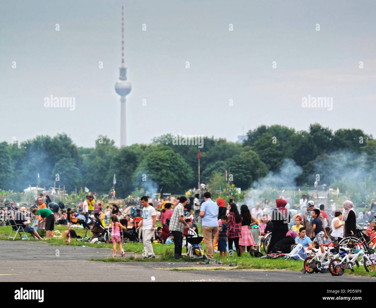 Barbecue e attività ricreative al Tempelhofer Feld, Berlino, Germania Foto Stock
