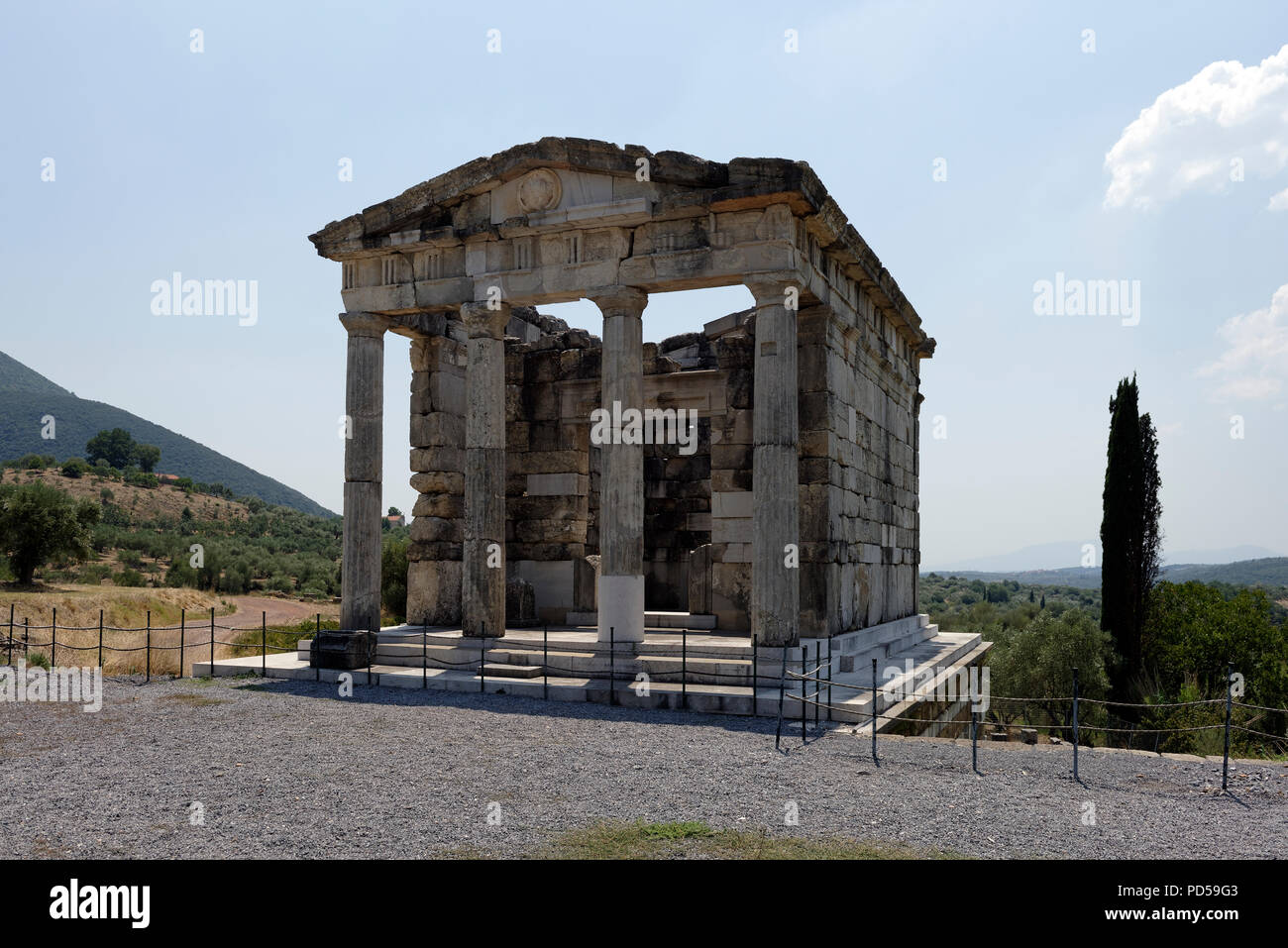 Vista del Heroon dorico o monumento funerario mausoleo nella parte finale a sud dello stadio. Antica Messene. Peloponneso. La Grecia. Il Heroon è un edificio dorico Foto Stock Vista del Heroon dorico o monumento funerario mausoleo nella parte finale a sud dello stadio. Antica Messene. Peloponneso. La Grecia. Il Heroon è un edificio dorico Foto Stock