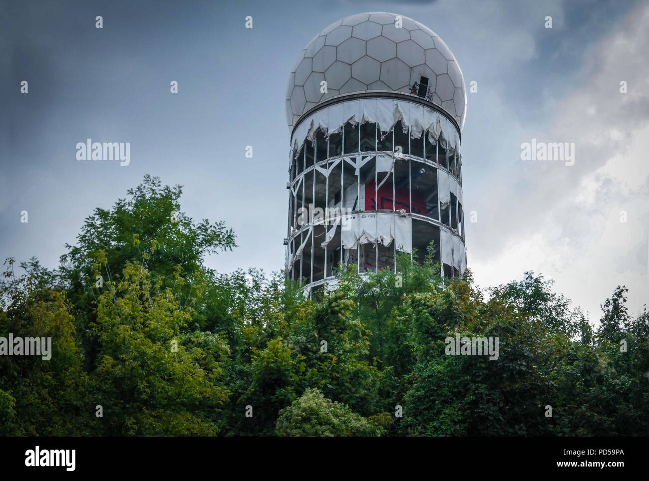 Stazione di ascolto abbandonata dell'NSA con cupole radar distintive a Teufelsberg, a Grunewald, a Berlino, la struttura di sorveglianza della Guerra fredda ora abbandonata Foto Stock