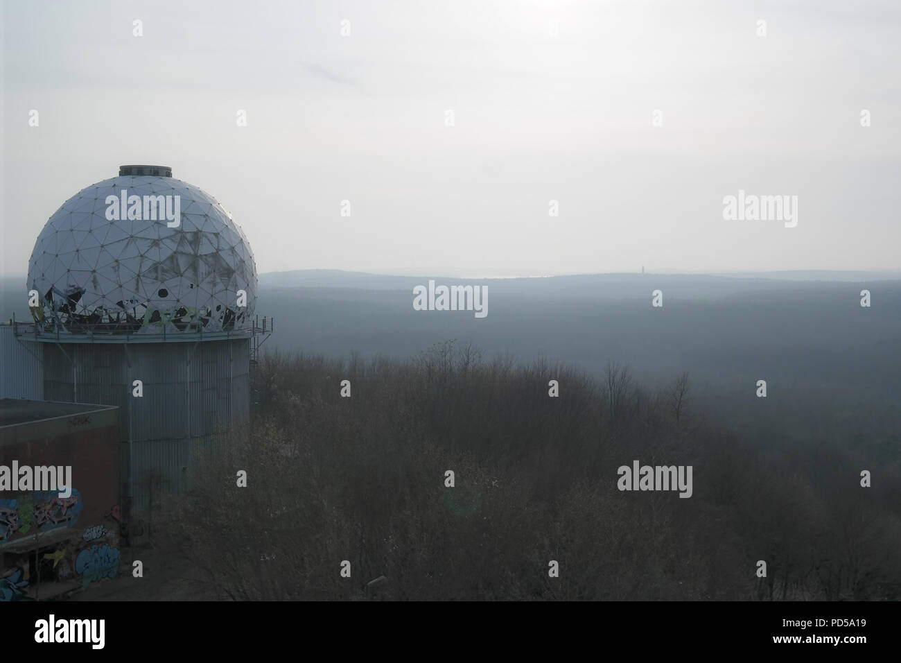 Stazione di ascolto abbandonata dell'NSA con cupole radar distintive a Teufelsberg, a Grunewald, a Berlino, la struttura di sorveglianza della Guerra fredda ora abbandonata Foto Stock