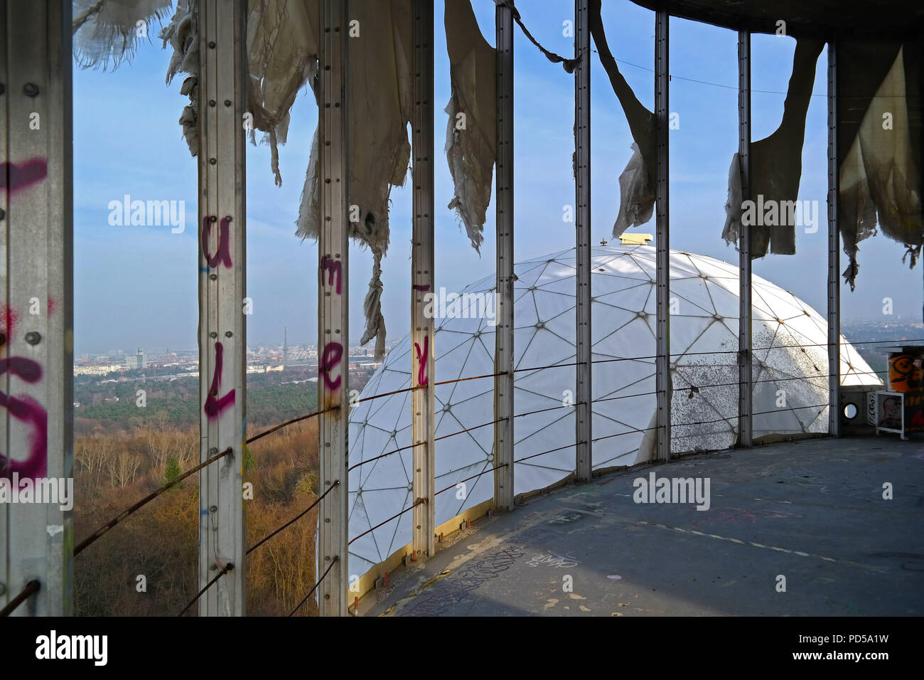 Stazione di ascolto abbandonata dell'NSA con cupole radar distintive a Teufelsberg, a Grunewald, a Berlino, la struttura di sorveglianza della Guerra fredda ora abbandonata Foto Stock