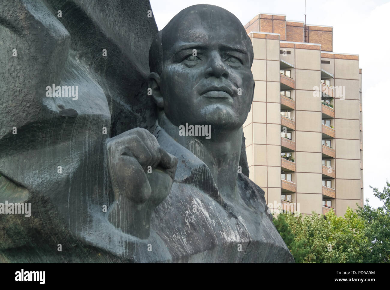 Monumento di Ernst Thälmann, rilievo in bronzo realista socialista, Prenzlauer Berg, Berlino, Germania Foto Stock